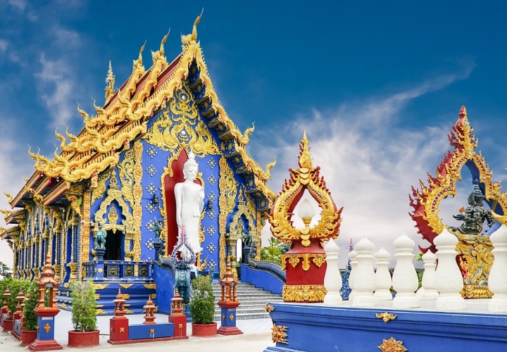 Màu xanh đặc trưng khiến Wat Rong Suea Ten cuốn hút mọi ánh nhìn