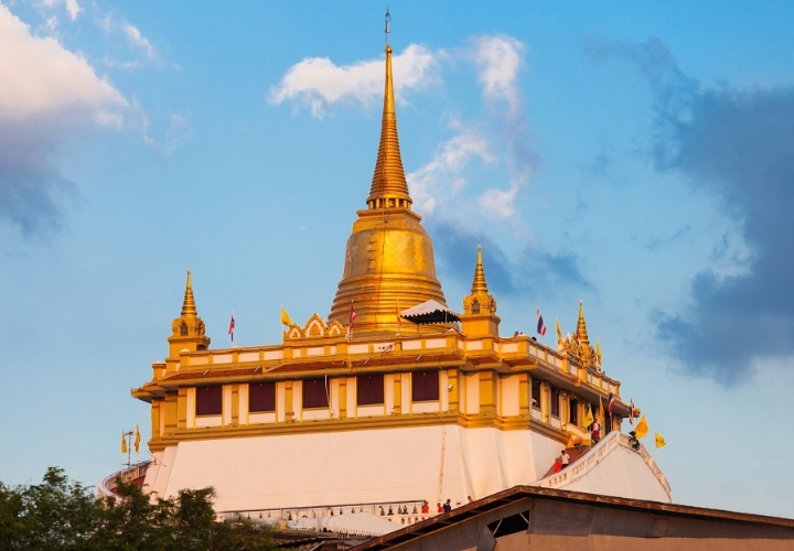 Ngọn tháp vàng nổi bật tại chùa Wat Saket