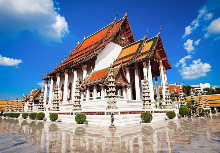 Chùa Wat Suthat với khuôn viên lát đá hoa cương lấp lánh