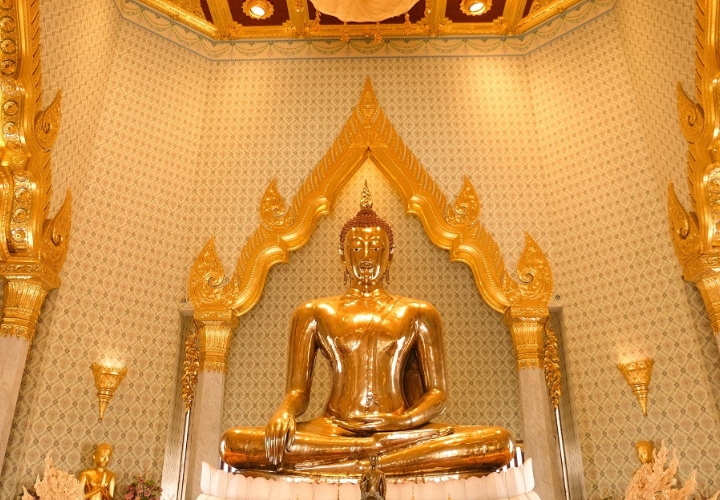 Bức tượng Phật Vàng nguyên khối uy nghi tại chùa Wat Traimit