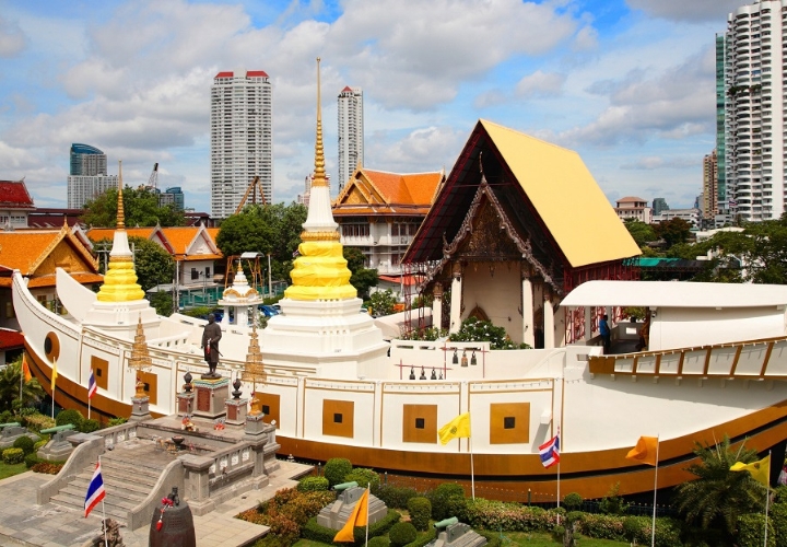 Chùa Wat Yannawa nổi bật với hình dáng chiếc thuyền độc đáo