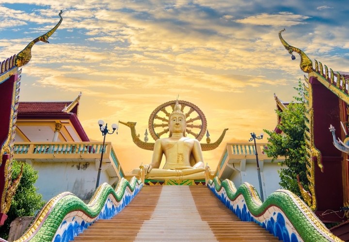 Bức tượng Phật cao 18m tại chùa Wat Phra Yai, Pattaya