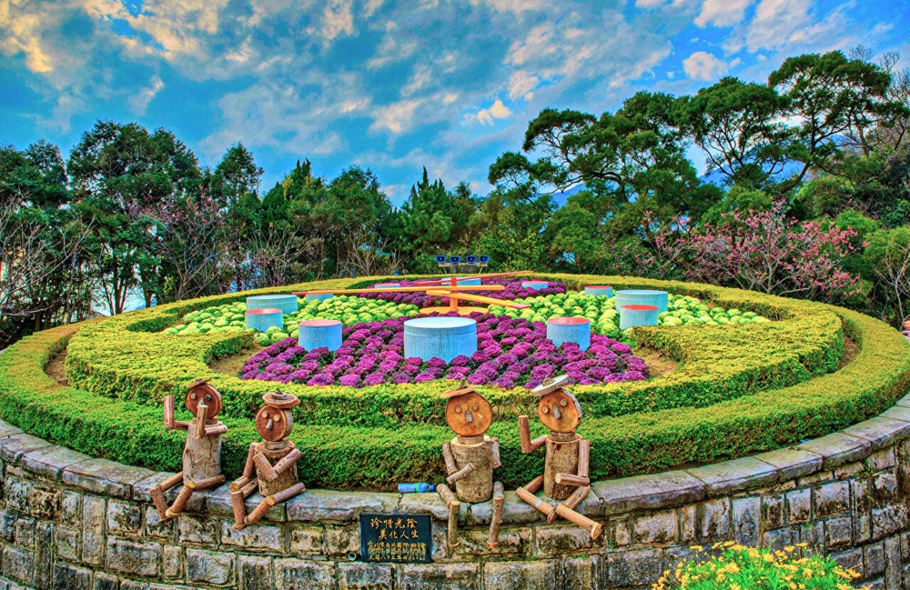 Đồng hồ hoa Dương Minh Sơn với mặt đồng hồ kết từ nhiều loài hoa rực rỡ