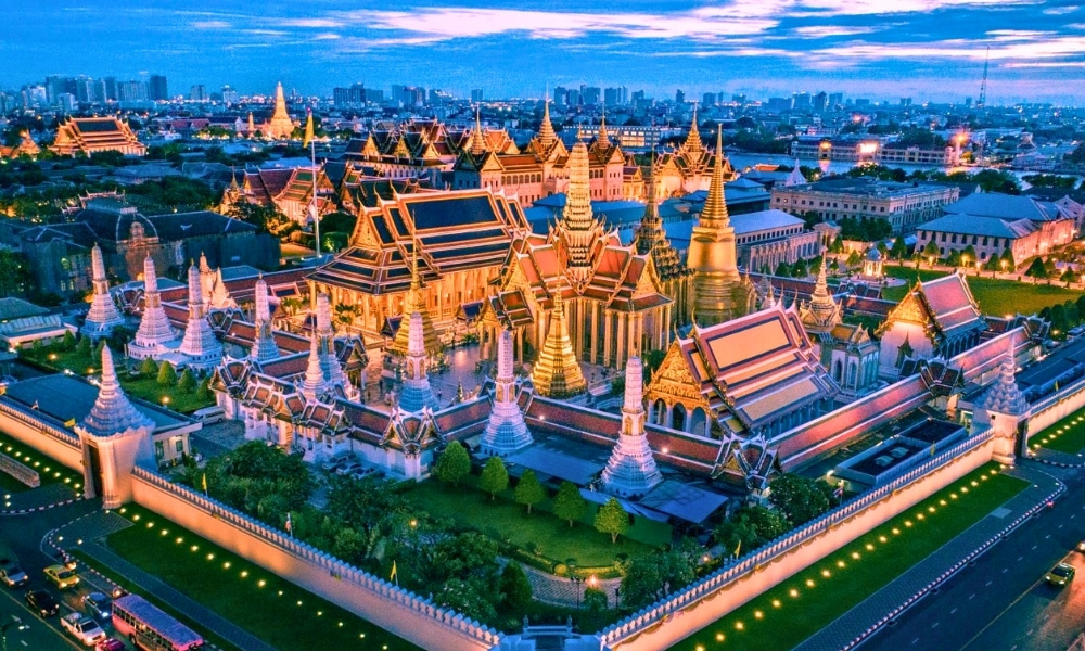 Du khách nên mặc trang phục kín đáo và nghiêm trang khi tham quan Cung điện