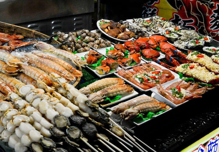 Chợ đ&ecirc;m Liuhe nổi bật với những m&oacute;n ăn đặc sắc v&agrave; đồ thủ c&ocirc;ng mỹ nghệ&nbsp;