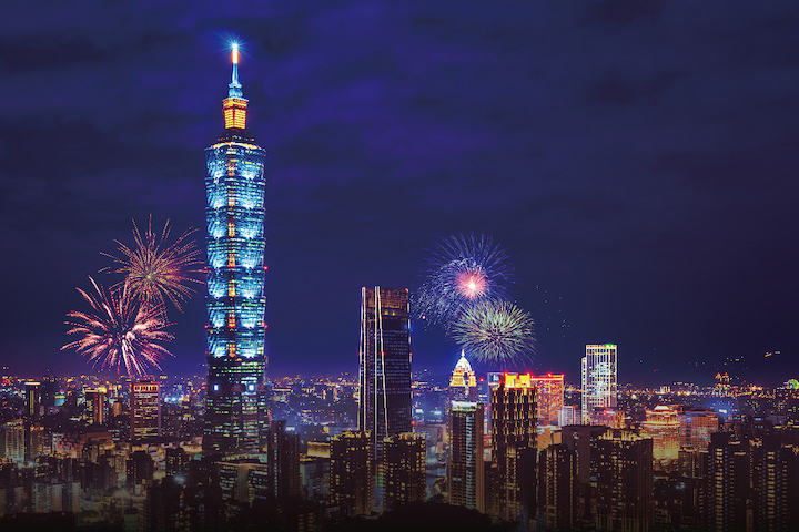 Taipei 101 l&agrave; điểm đến bạn kh&ocirc;ng thể bỏ qua khi đi kh&aacute;m ph&aacute; Đ&agrave;i Loan về đ&ecirc;m