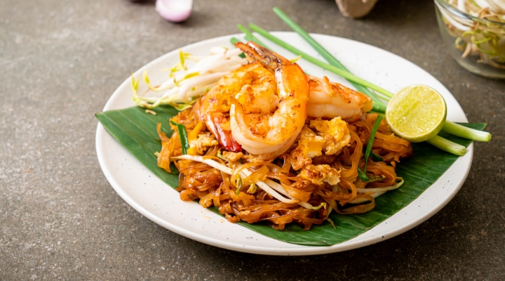 Pad Thái - một trong những món ăn trưng của Thái Lan có ở hầu hết các nhà hàng, quán ăn tại đảo Koh Phi Phi
