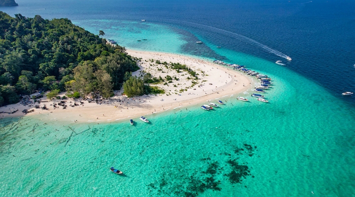 Bãi biển trắng mịn và làn nước trong xanh tại Bamboo Island