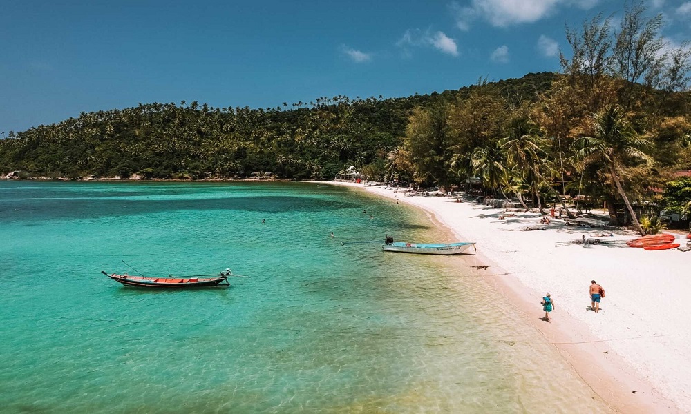 Koh Phangan nổi tiếng với hai thái cực đối lập đầy cuốn hút: Một bên là cuộc sống về đêm sôi động và bên còn lại là thiên nhiên yên bình và những bãi biển hoang sơ