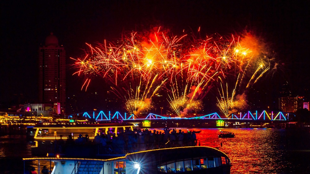 Lễ hội ánh sáng Vijit Chao Phraya tại Bangkok biến dòng sông thành sân khấu lung linh vào dịp cuối năm