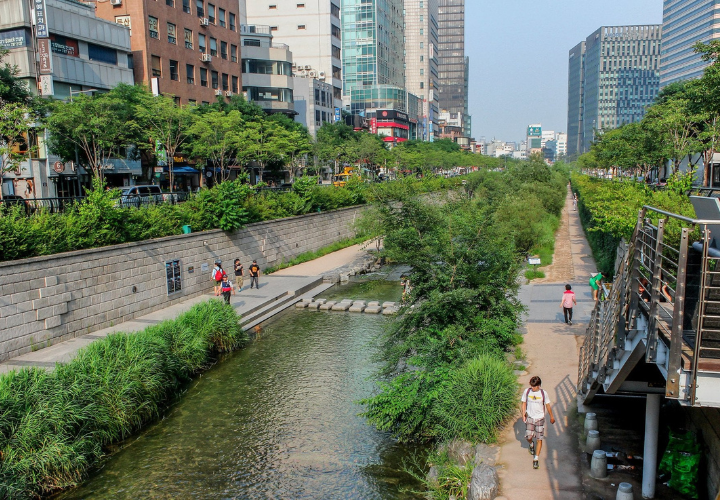 Suối Cheonggyecheon là một dòng suối nhân tạo dài khoảng 11km giữa lòng thành phố Seoul nhộn nhịp