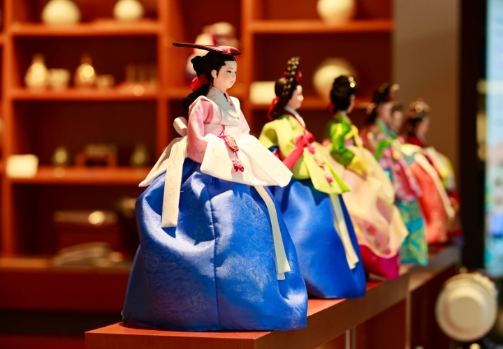 Búp bê Hàn Quốc thường mặc hanbok truyền thống với nhiều màu sắc và hoạ tiết bắt mắt