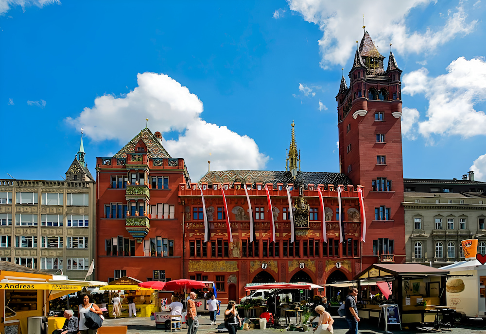 Toà thị chính Rathaus gây ấn tượng với mặt tiền đỏ rực độc đáo