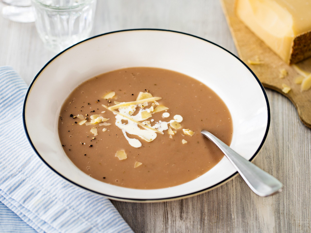 Basler Mehlsuppe được làm từ bột mì rang nâu, hành tây caramel và nước dùng bò, phủ thêm phô mai Gruyère