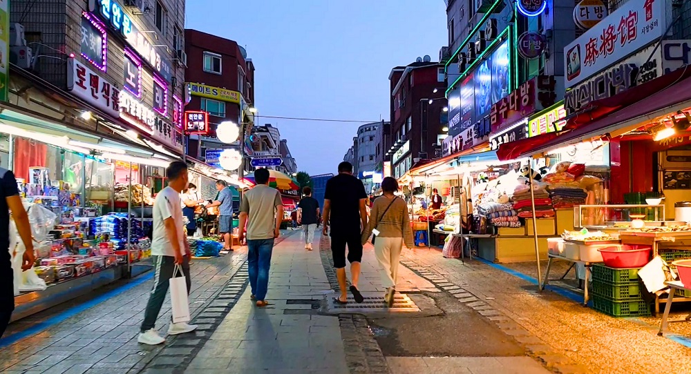 Khu phố Đa văn hóa rực rỡ sắc màu với những quầy hàng ẩm thực quốc tế