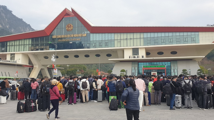 Hãy xếp hàng ngay ngắn khi làm thủ tục tại cửa khẩu Hữu Nghị