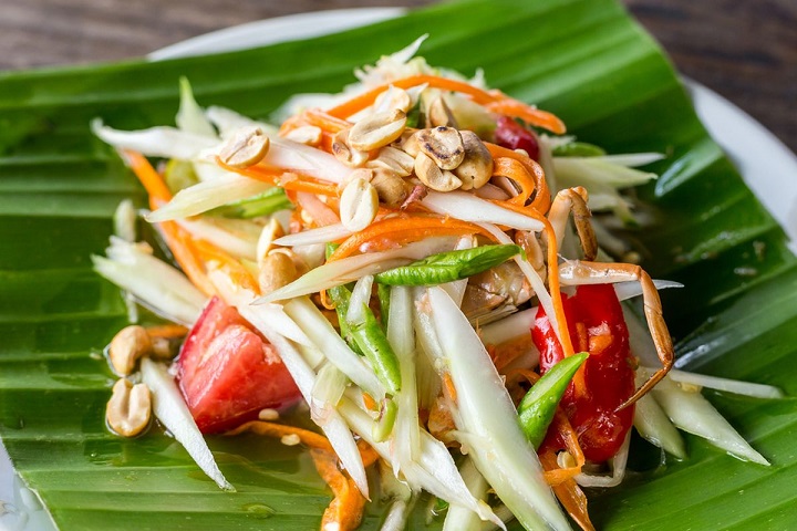 Gỏi đu đủ với vị chua, cay, mặn, ngọt, là món nhất định phải thử khi du lịch Bangkok