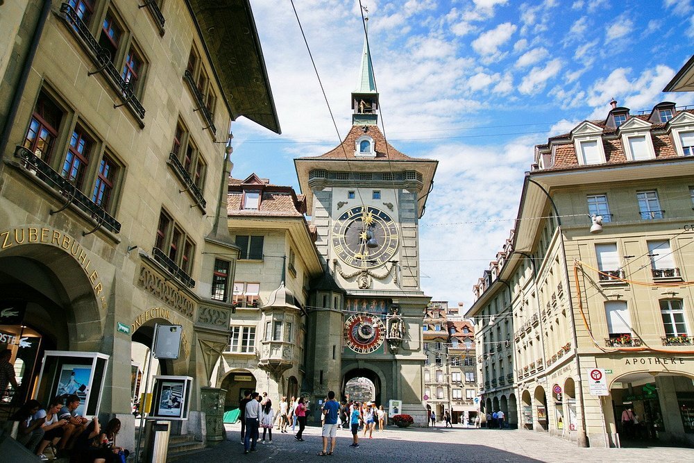 Zytglogge – biểu tượng thời gian sống động giữa phố cổ Bern, nơi quá khứ vẫn đều đặn ngân vang theo từng vòng quay cơ khí