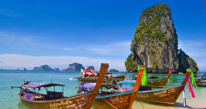 Biển Phra Nang mê hoặc du khách với cảnh sắc tự nhiên hùng vĩ giữa những vách đá vôi độc đáo.