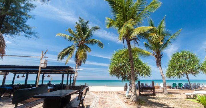 Bạn có thể thả mình thư giãn trên bãi cát, đi dạo dọc bờ biển hay thưởng thức các món ăn địa phương.