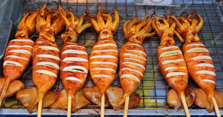 Mực nướng muối ớt có vị cay nồng và mặn mà, là món ăn đường phố được yêu thích.