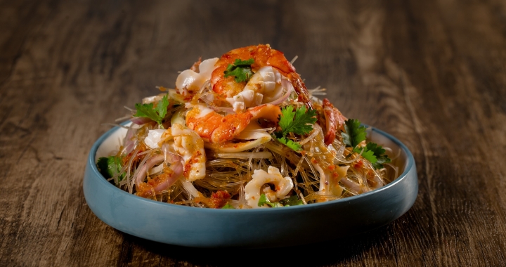 Gỏi miến mực có hương vị chua cay mặn ngọt hài hòa, là món ăn thanh mát, thích hợp cho những ngày hè.
