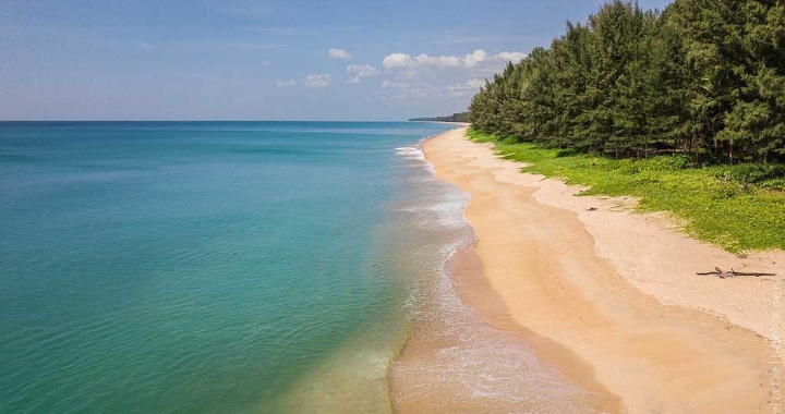 Bãi biển Mai Khao mang vẻ đẹp hoang sơ xanh mướt, chưa được khai phá nhiều.