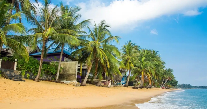 Bãi biển Maenam là điểm đến lý tưởng cho những ai tìm kiếm sự thư giãn giữa thiên nhiên.