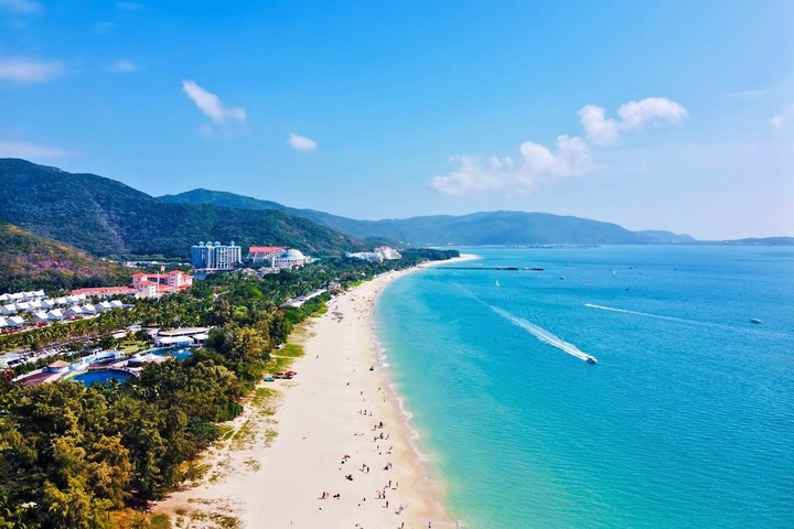 Bãi biển Yalong Bay như một bức tranh thủy mặc tuyệt đẹp với làn nước xanh ngọc, cát trắng tinh khiết trải dài
