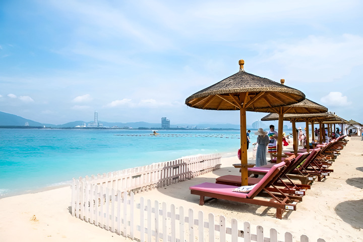 Ngả mình trên những chiếc ghế tắm nắng êm ái trong khung cảnh biển xanh cát trắng tại Wuzhizhou