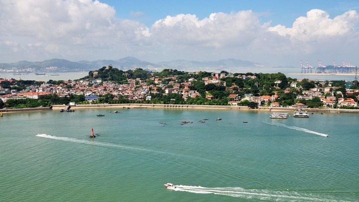 Tắm biển, lặn ngắm san hô - những hoạt động không thể bỏ qua khi đến với bãi biển xinh đẹp Gulangyu