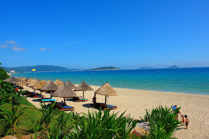 Tản bộ trên bãi cát mềm mại và lắng nghe tiếng sóng rì rào của biển cả tại Tianya Haijiao