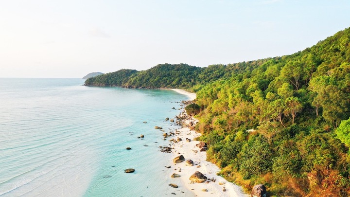 Bãi biển Trăm Bước và Ngàn Bước như một bức tranh tuyệt đẹp, mời gọi du khách đến khám phá và lưu giữ những khoảnh khắc đáng nhớ