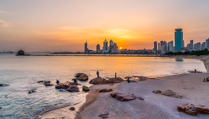 Thả hồn theo hoàng hôn trên bãi biển Vàng Thanh Đảo, nơi ánh chiều tà nhuộm vàng cát mịn và bình yên len lỏi trong từng nhịp thở