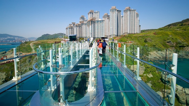 Trải nghiệm “bước đi trên không” tại cầu kính Oryukdo Skywalk