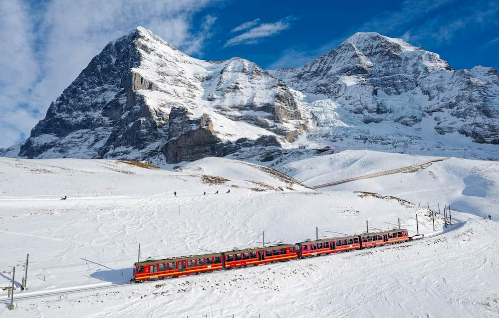 Du khách đến Jungfraujoch có thể đi chuyến tàu Jungfraubahn xuyên núi tuyết độc đáo
