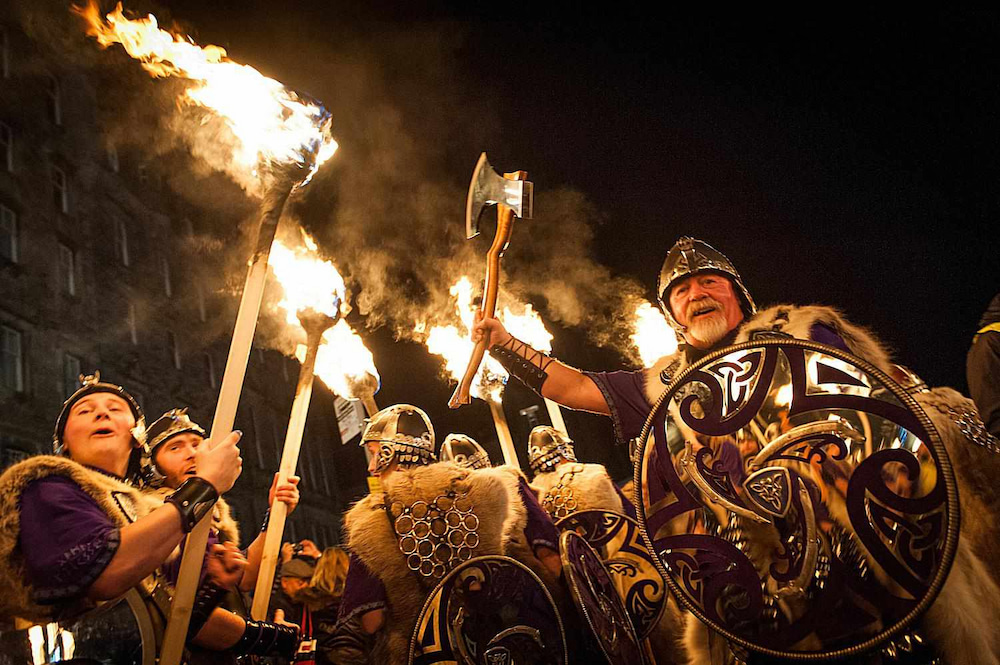 Lễ hội Hogmanay là dịp người dân Scotland tái hiện hình ảnh các chiến binh Viking oai hùng