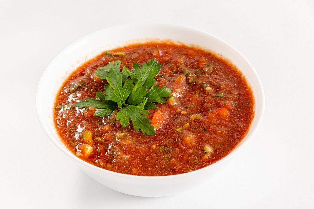 Gazpacho được làm từ các nguyên liệu như bánh mì, cà chua, dưa chuột,...