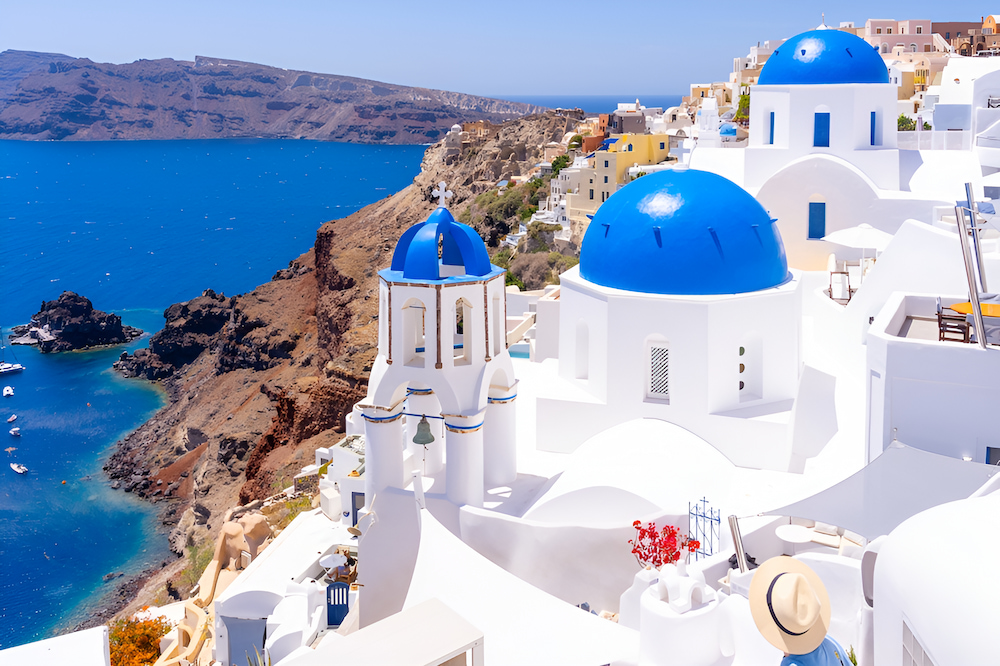 Santorini - hòn đảo xinh đẹp với khung cảnh tựa tranh vẽ giữa mùa hè