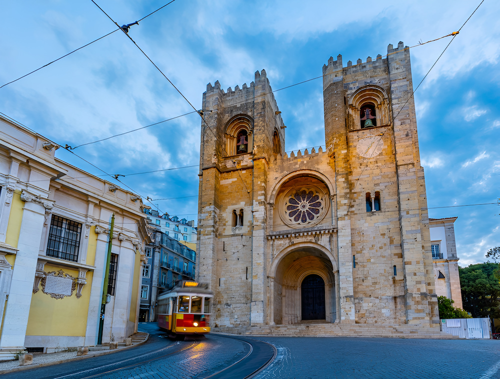Du khách có thể ghé thăm nhà thờ Sé khi đến Lisbon