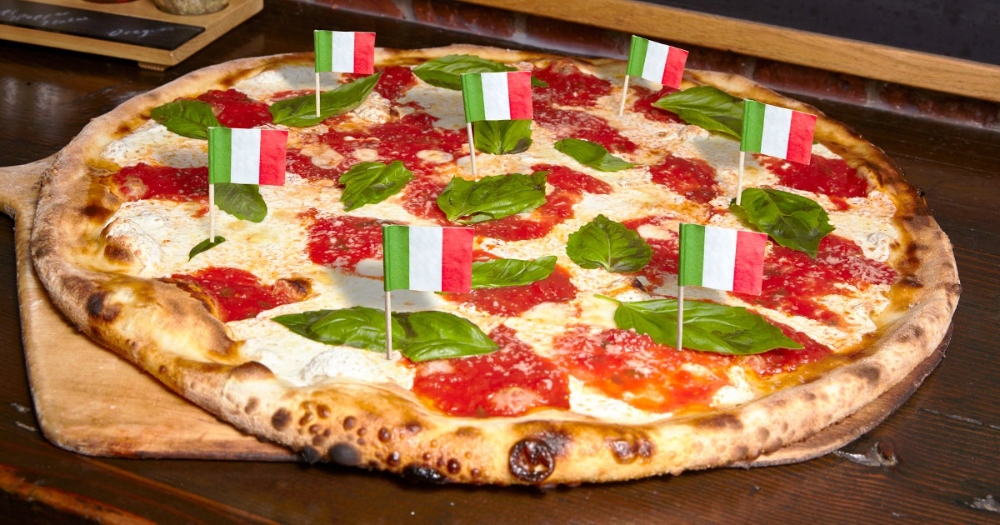 Pizza truyền thống Napoli với lớp vỏ mỏng, topping đơn giản nhưng đầy hương vị