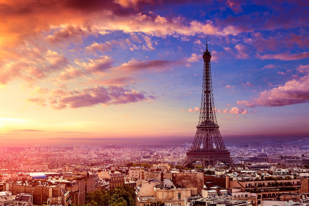 Tháp Eiffel dưới ánh hoàng hôn