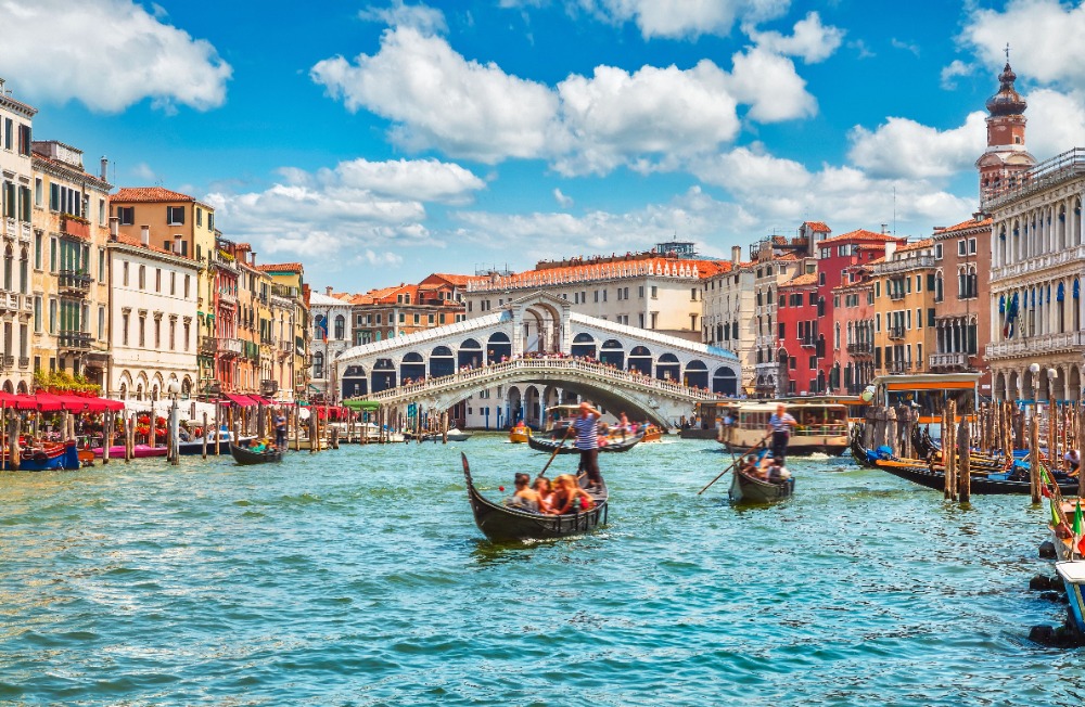 Gondola trên kênh Venice