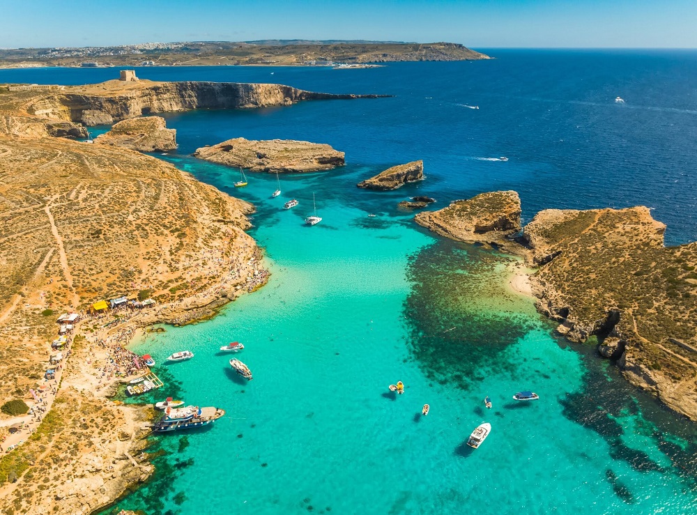 Không khí dịu mát và ánh nắng cuối thu khiến cảnh biển Malta vẫn rất trong xanh