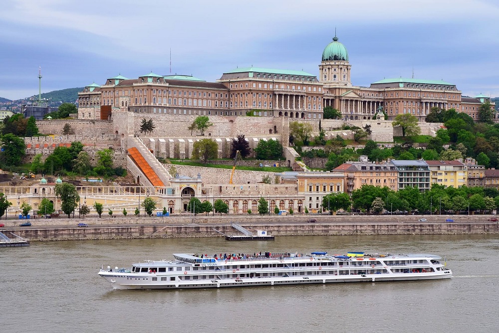 Budapest mang nét lãng mạn pha chút hoài niệm, lý tưởng cho những ai yêu không gian chậm rãi và sâu lắng