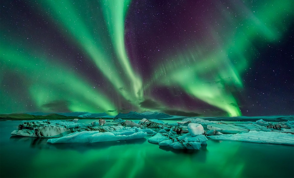 Cực quang bừng sáng giữa trời đêm tĩnh lặng ở Reykjavik, Iceland