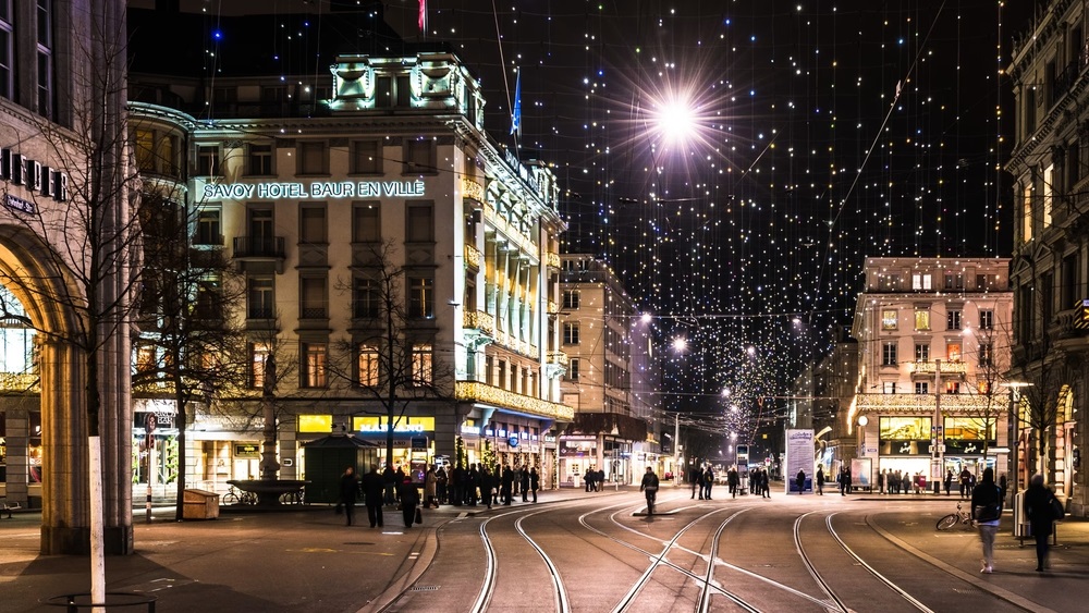 &Aacute;nh đ&egrave;n Lucy lấp l&aacute;nh tr&ecirc;n con phố mua sắm trứ danh Bahnhofstrasse m&ugrave;a gi&aacute;ng sinh th&aacute;ng 12
