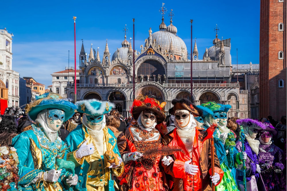 Lễ hội Carnival Venice thu hút du khách bởi những bộ trang phục lạ mắt và mặt nạ hoá trang độc đáo