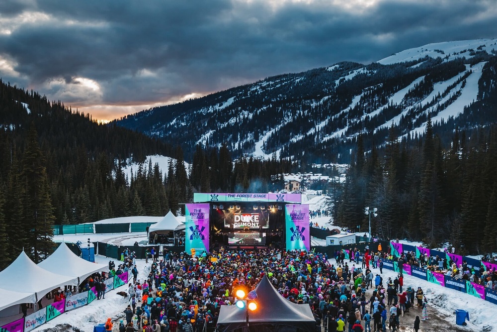 Snowbombing biến thị trấn Mayrhofen y&ecirc;n b&igrave;nh th&agrave;nh thi&ecirc;n đường tiệc t&ugrave;ng n&aacute;o nhiệt giữa m&ugrave;a đ&ocirc;ng