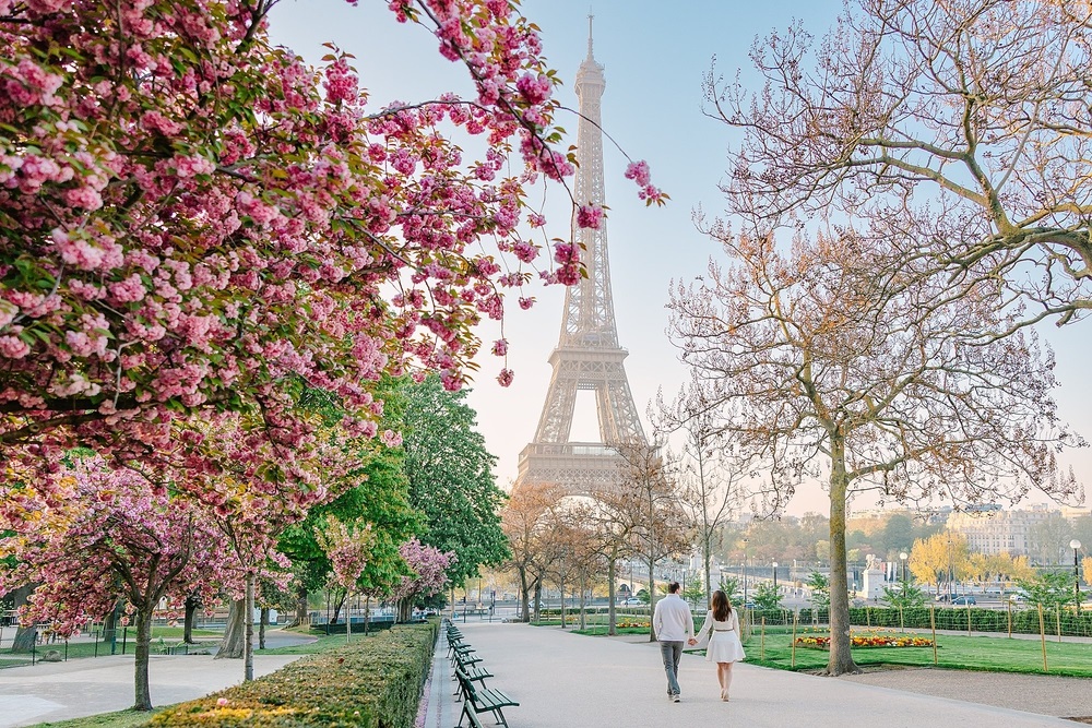 Dạo bước thư thả qua th&aacute;p Eiffel trong tiết xu&acirc;n th&aacute;ng 4 dịu nhẹ của Paris